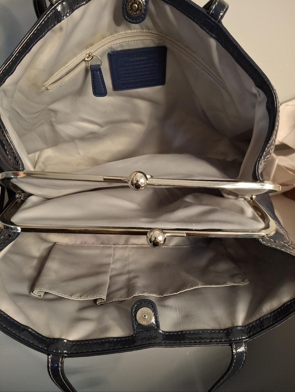 Coach Kiss Lock Carryall Shoulder Bag Navy patent leather Great Condition - Picture 8 of 8